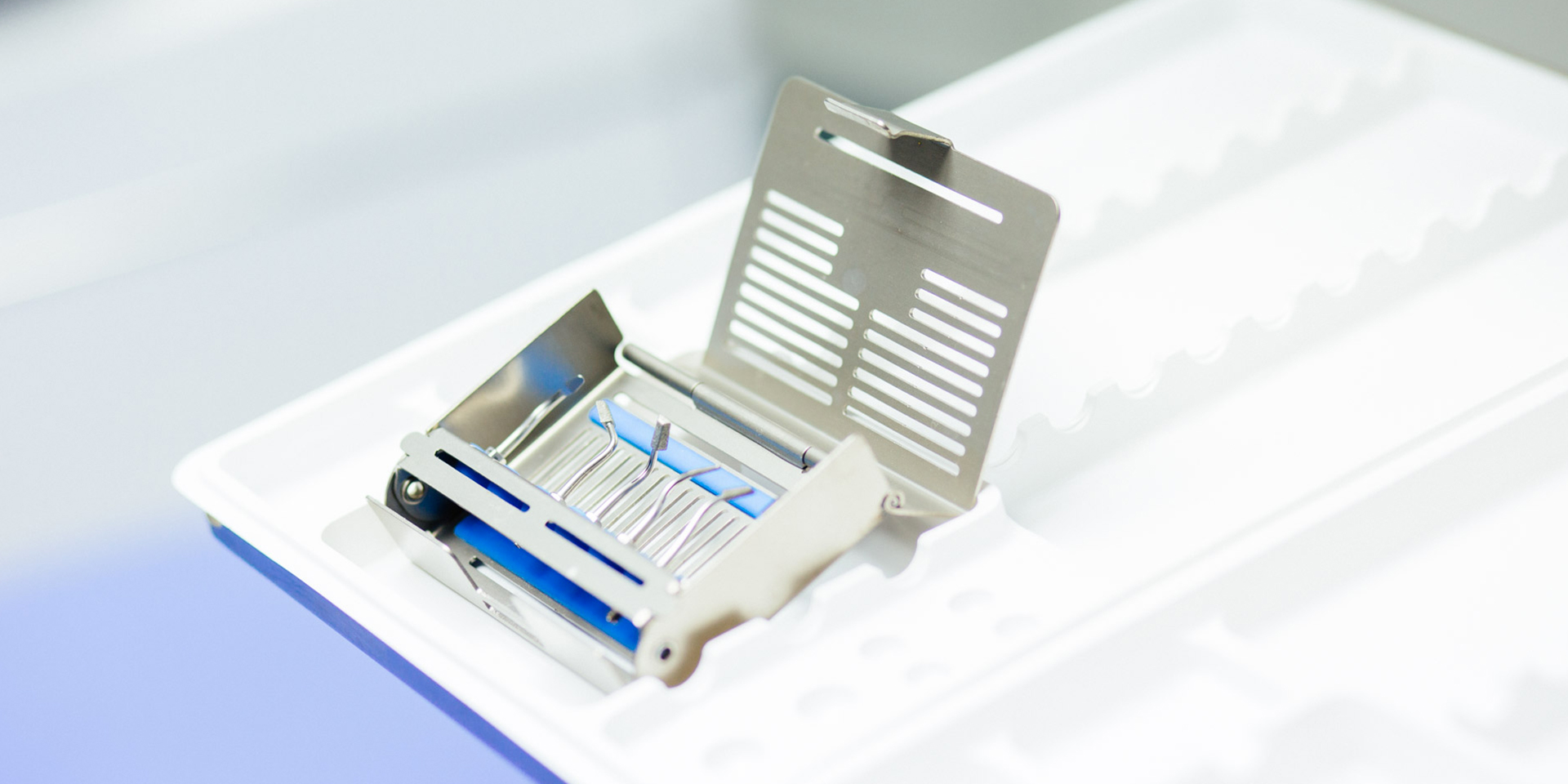 Vassoio con strumenti sterilizzati